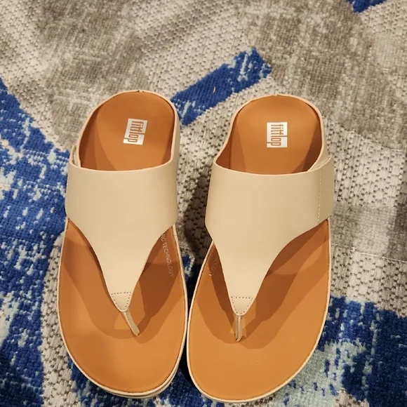 NWOB- Women's Fitflop SHUV Leather Upper Cream Sandals With Adjust. Strap Size 7 - Picture 2 of 8